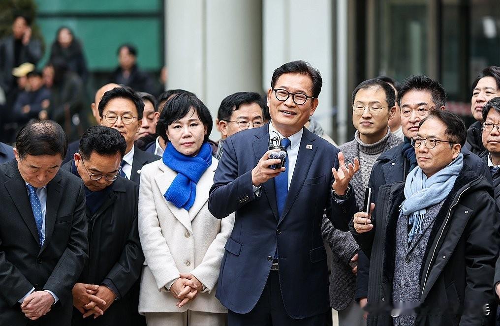 2月13日，韩国首尔高等法院对松树党党首宋永吉“钱袋疑云”案作出二审判决，全案无