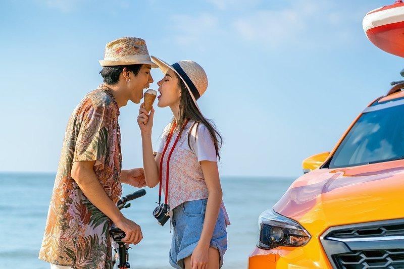 男人当然喜欢年轻漂亮的女子，但是男人尊重的永远是那些刻苦勤奋的女性。慕强，刻在每