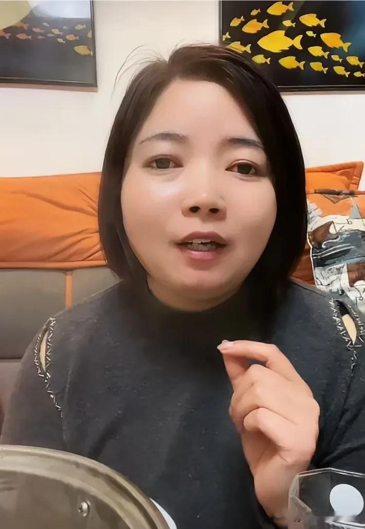 堂嫂昨天她在直播间自曝有抑郁症，说生活压力大，晚上睡不着，想得多。上两天堂嫂还说