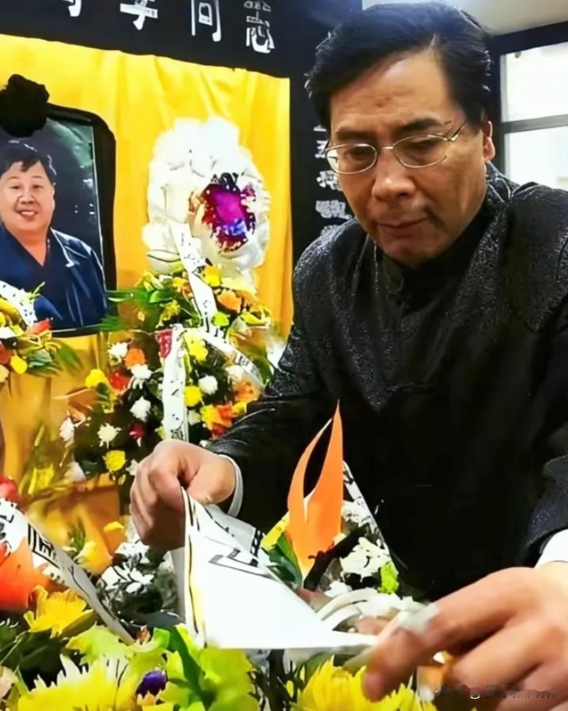 2006年12月21日，中国广播艺术团说唱团在办公楼三层排练厅为刚刚逝世的相声大