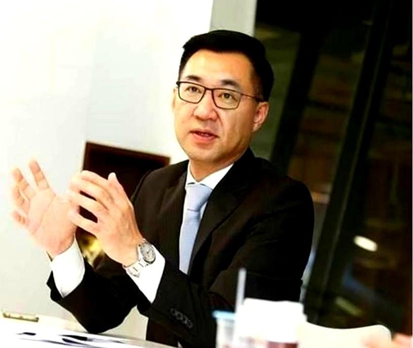 台立院今天突然上演“掀桌秀”，主角不是常被点名的馆长，而是国民党不按牌理出牌的郑