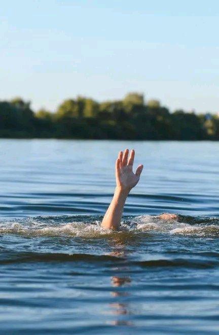 产后抑郁真的太可怕了。陕西安康有个女子梁某，患有产后抑郁，和丈夫郭某商谈离婚，饭