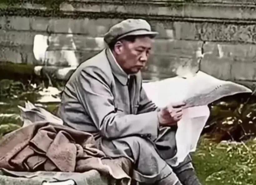 这才是伟人的真实照片！该图片拍摄于1954年4月5日，当时的他来到明十三陵考察