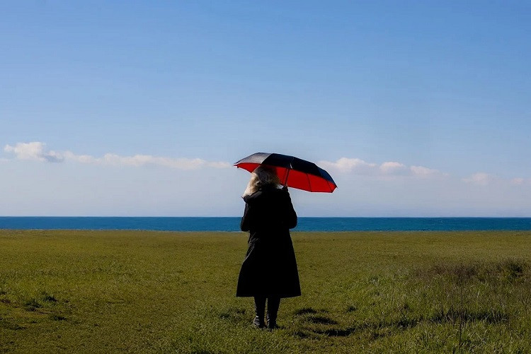 女人一生很难忘记的几种男人：1、曾经伤害过她的渣男，女人年轻对爱情经验不足，很