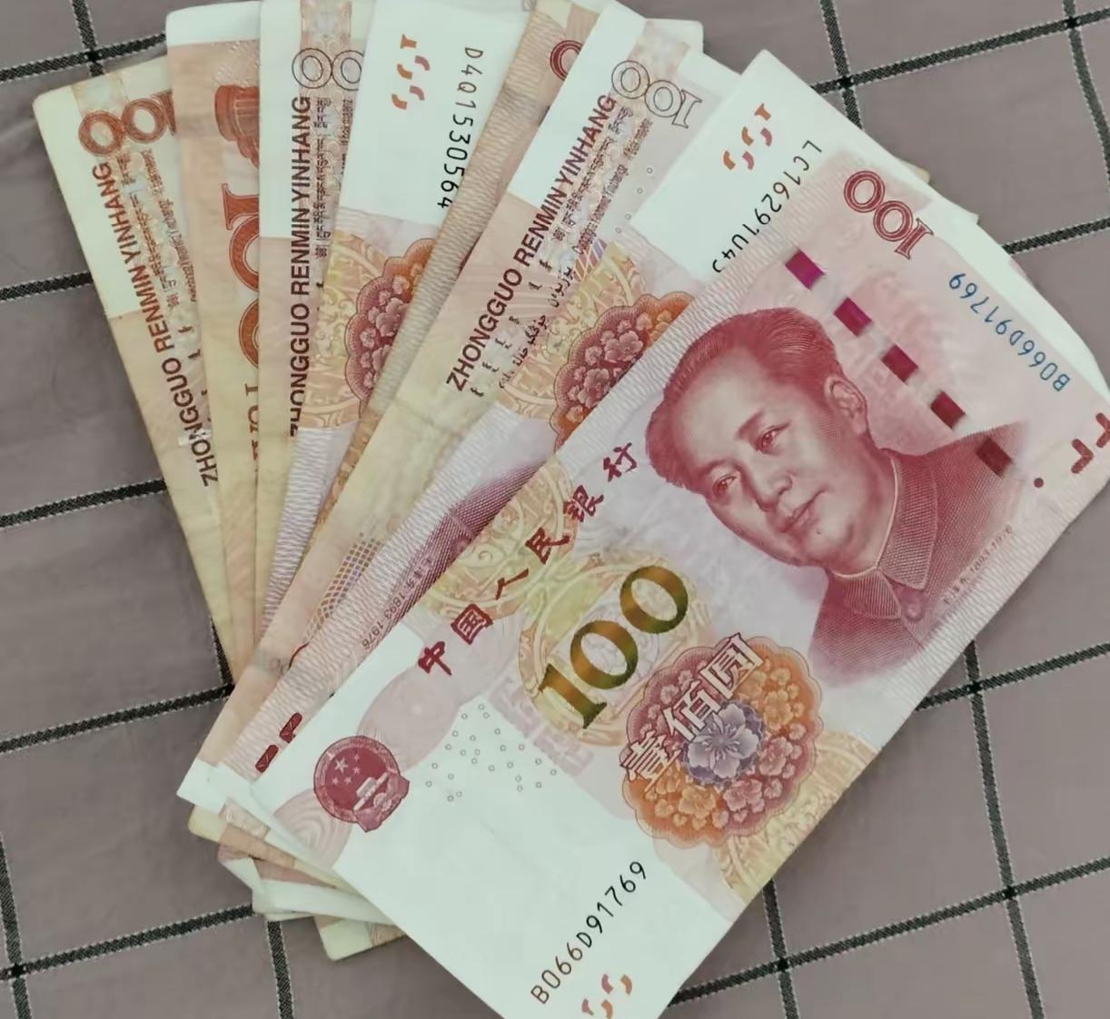 我自始至终都知道，我老公包养了两个大学生[笑着哭]一个是女大学生研三每个月给