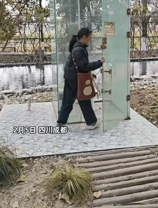 太尴尬了！四川，一女子逛公园时意外看到一个透明厕所，女子十分纳闷，这都是透明的，