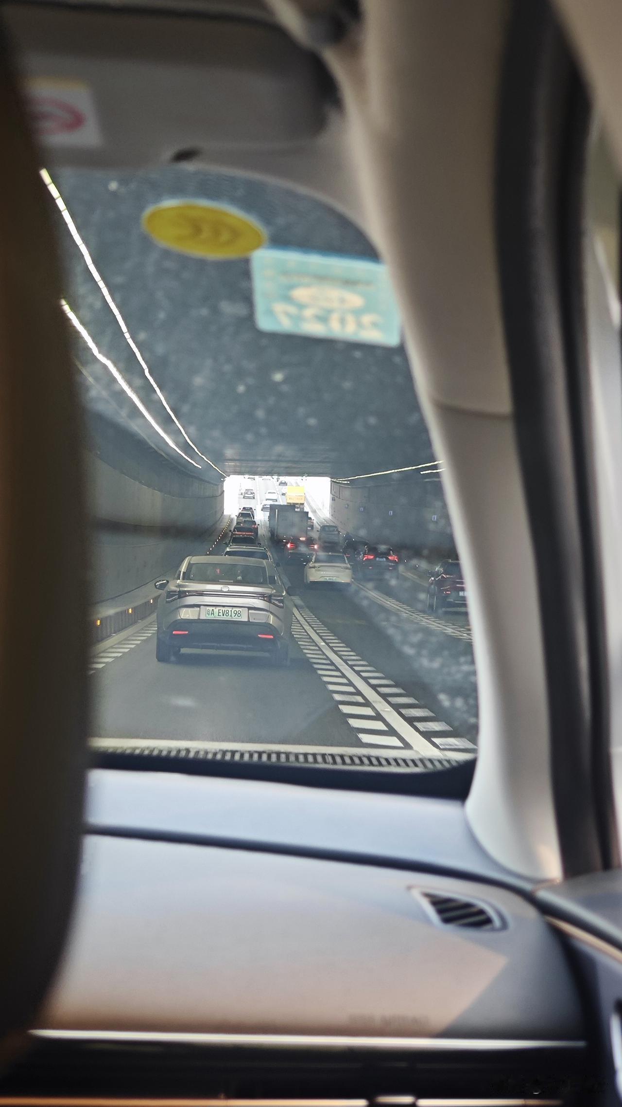 南沙大道著名的肠阻隔隧道，基本上进隧道开始就亮尾灯了，快要出隧道的时候也一波亮尾