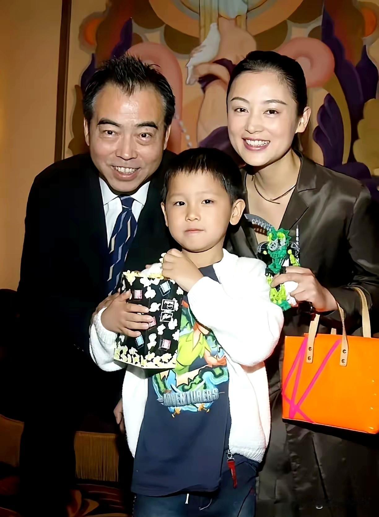 2003年，陈凯歌与妻子陈红和儿子陈飞宇的合影。彼时陈凯歌51岁，才华横溢。陈红