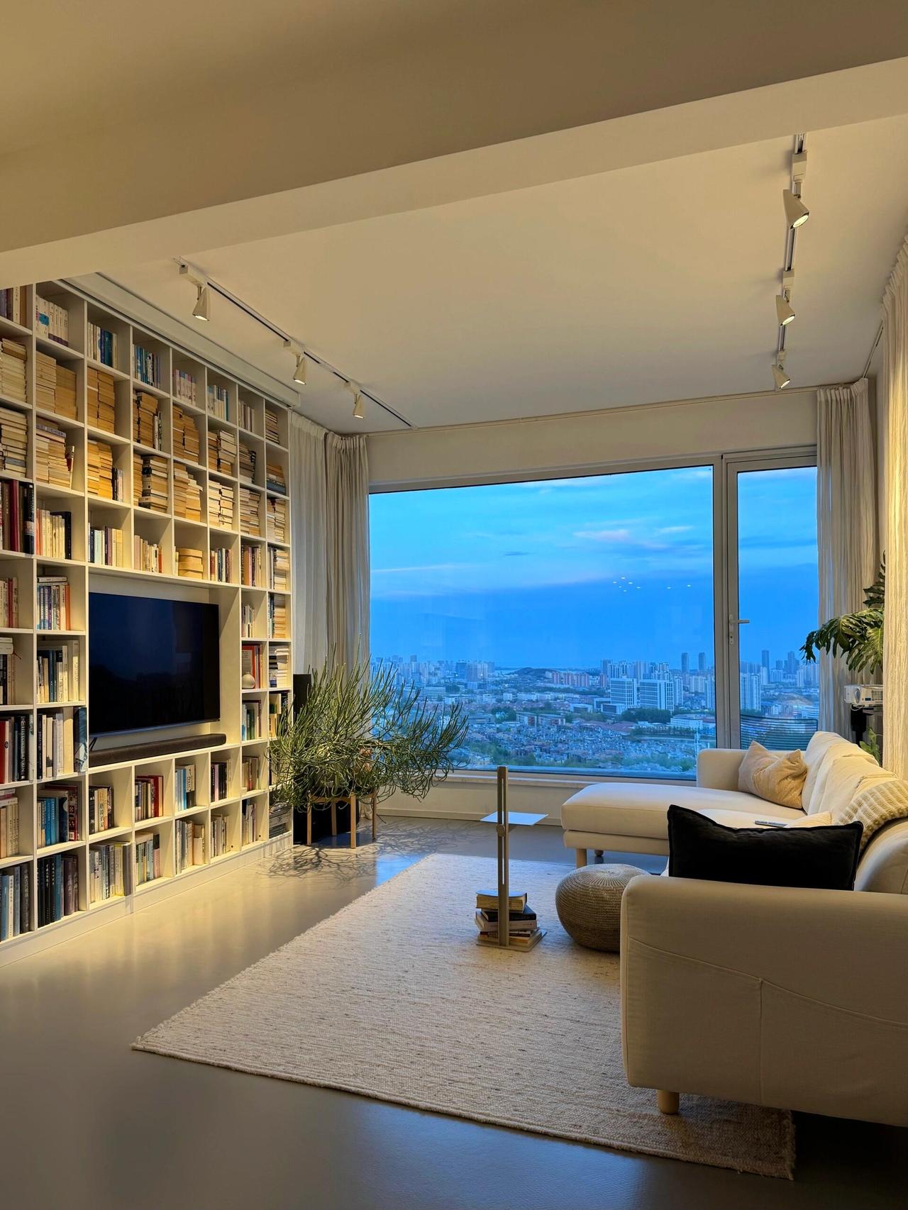 刷到这个家，再一次被狠狠治愈了，住进山里六年，这个家依然让人心动。青岛一对年