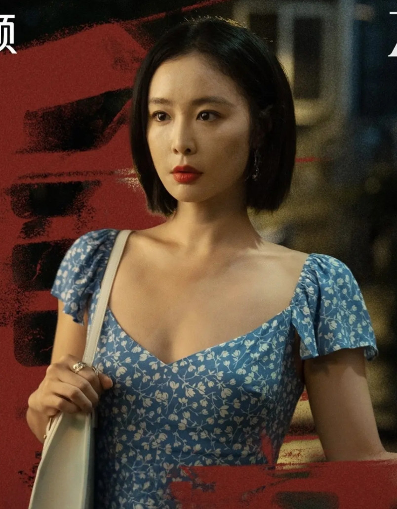 看完悬疑剧《重影》第四集,分享如下:1,女主秦虹(高叶饰)从小就是个狠人,邻