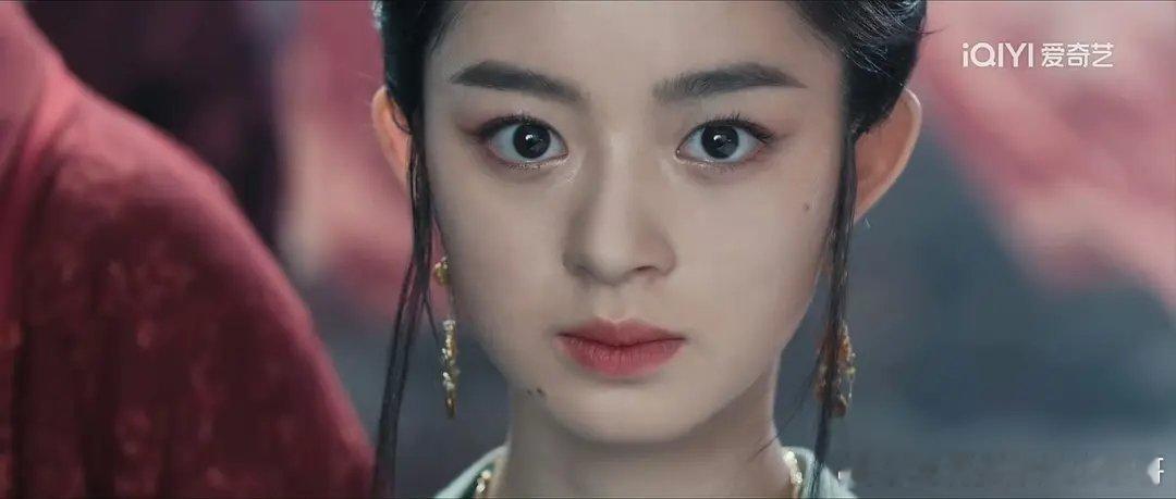 是黄杨钿甜长的一般还是吉吉不会拍，冰湖里真的不算美女，她之前出席活动还挺好看的