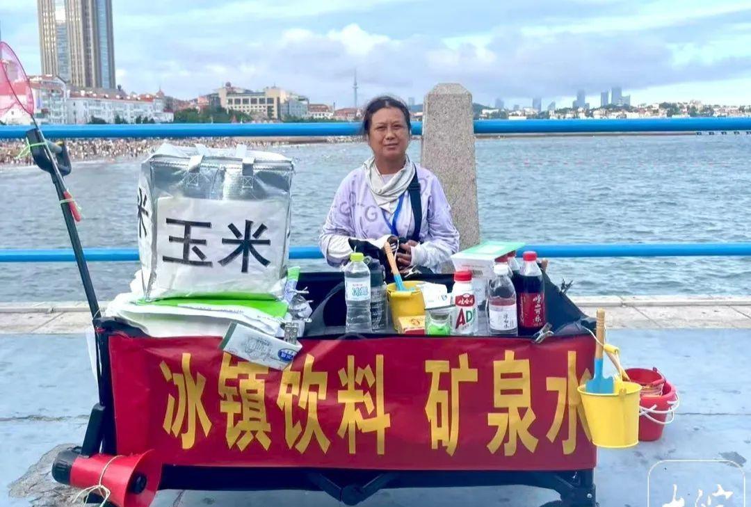 58岁玉米摊阿姨勇跳冰海救人：'当妈的哪顾得上怕'，政府重奖温暖全城！