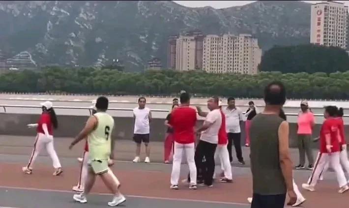 辽宁朝阳暴走团已经“停歇”，暴走团的活动地点转移至附近公园。仗着人多就想搞特殊