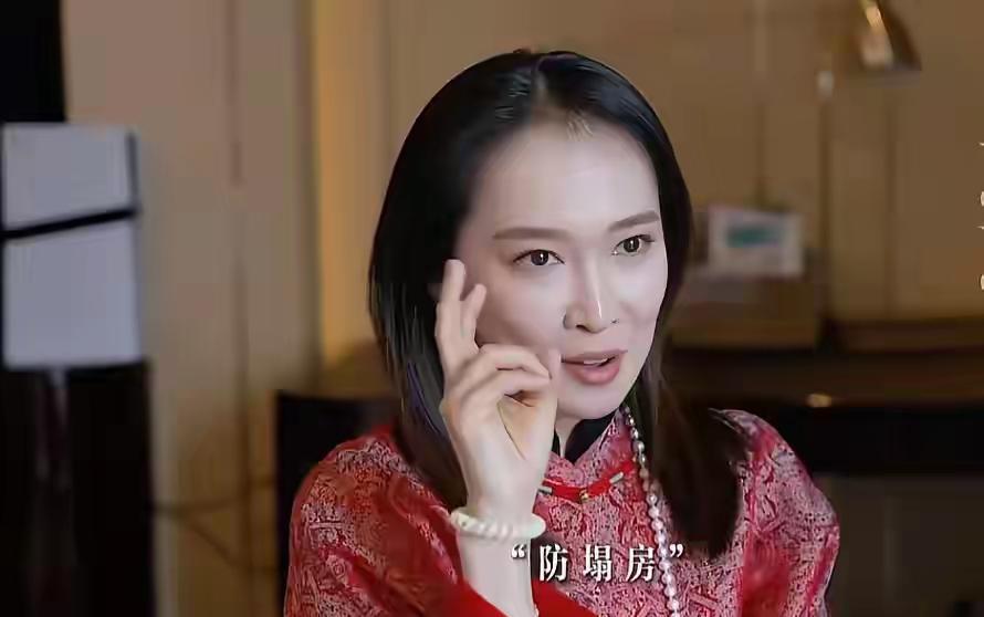 她曾是镜头前的新星，如今瞳孔里住着两个时区。凌晨三点的打光灯，在她眼睑犁出深沟