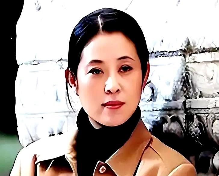 倪萍这波广告造型真是把我看懵了！现在网上吵翻了，有人说好好的“央视国民大姐”