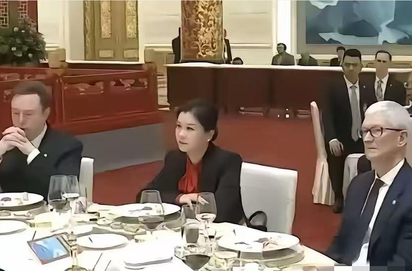 那个淡定坐在马斯克与库克“C位”中间的湖南妹子，曾是深圳最底层的打工女孩。15岁
