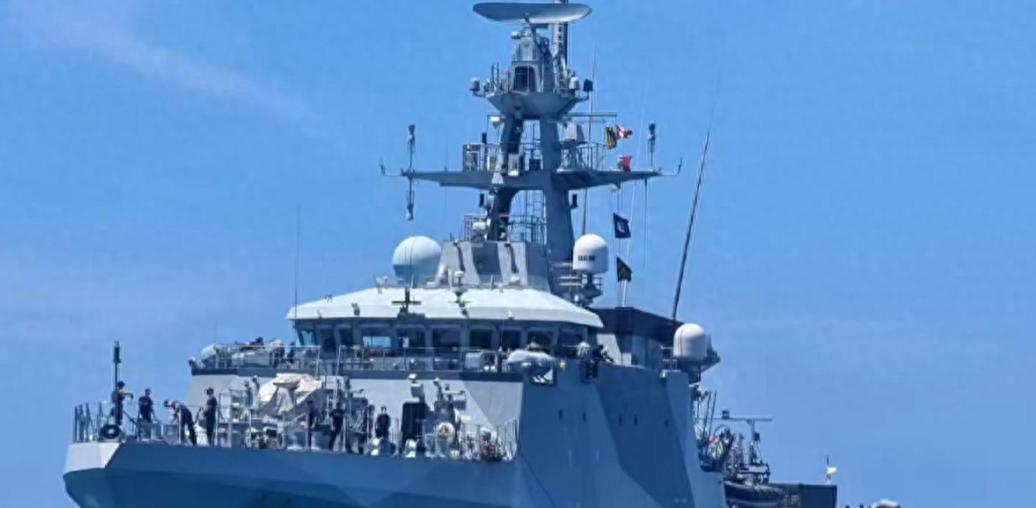 英国军舰闯台海，不是挑衅，是来遮羞的台海风浪再起，英国却挑了个最微妙的时间点往