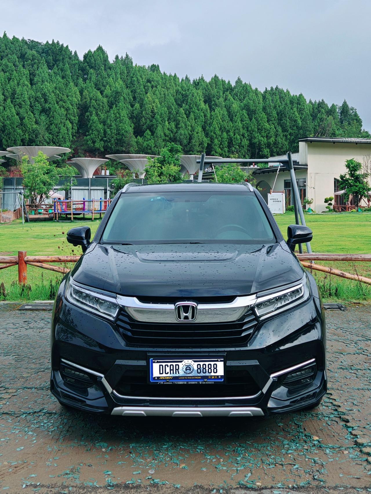 在众多SUV中，本田冠道的车尾设计依然独树一帜。扁平化的回旋镖尾灯、流畅的线条，