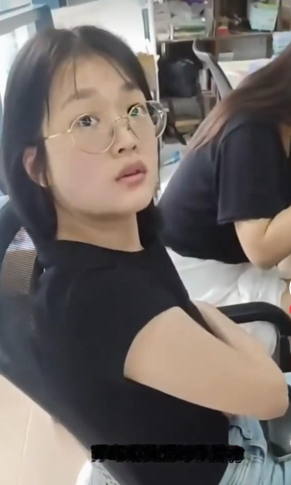 这姑娘看起来斯斯文文的，怎么做这种事