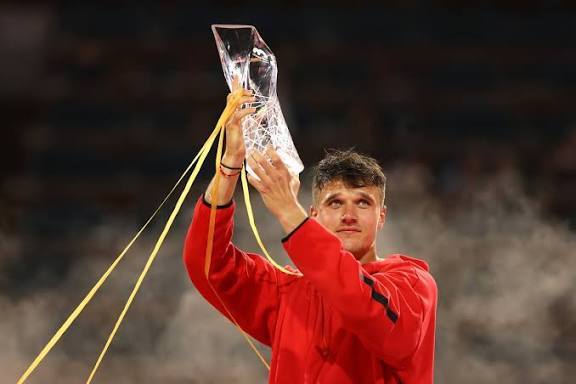 捷克网球协会颁发金丝雀年度大奖⬇️(感觉我们网协也可以参考搞一个，叫金什么奖好