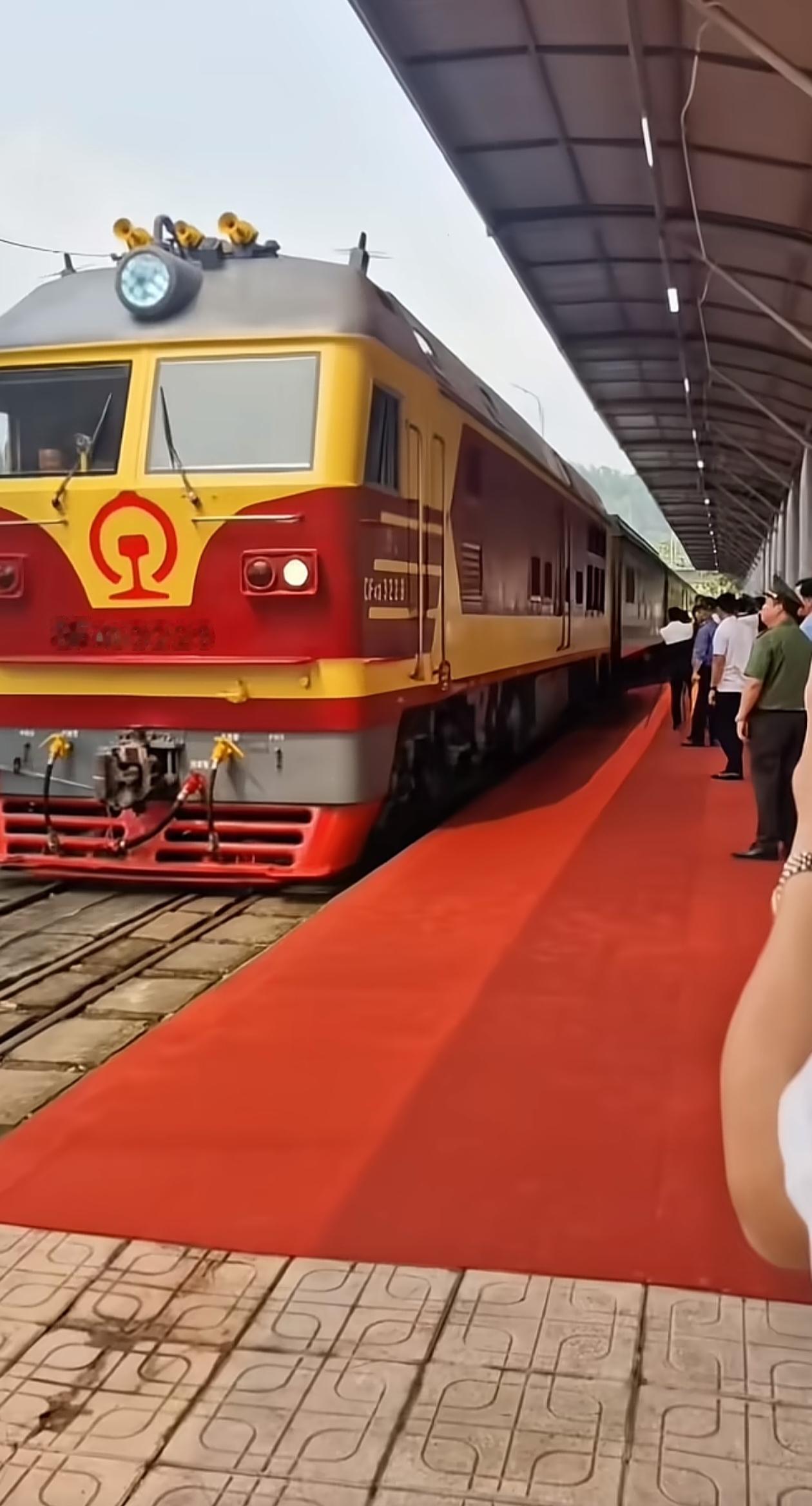 苏林坐飞机到北京，坐火车回越南，那他的专机呢？想来是驾驶员空飞回去的吧。坐火车回