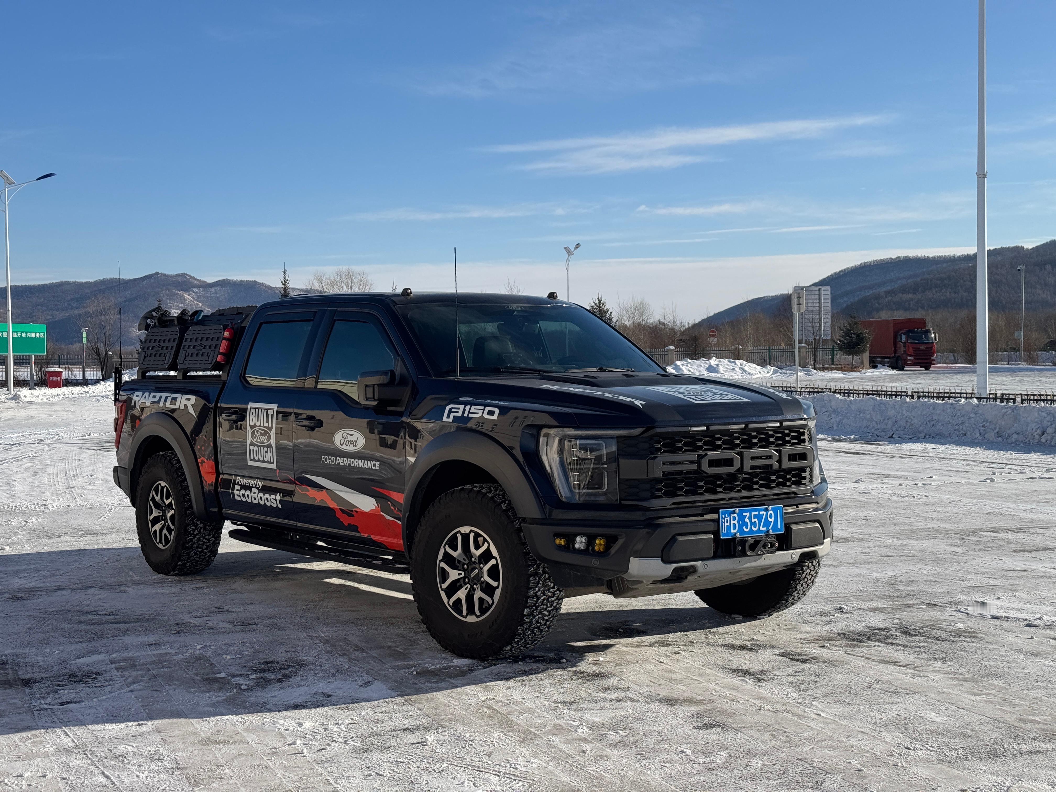 服务区见到一辆上海牌子的猛禽！哎呦这个亲切啊但转头一看我家大黄……等一下！！！！