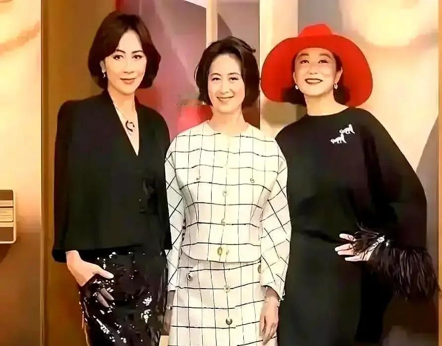 30年只缺席3次，顶级闺蜜局有多稳何超琼、林青霞、刘嘉玲，三个名字各自能掀