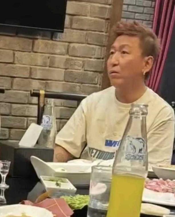 50岁陈羽凡现状曝光：面相变得不敢认。凌晨两点刷到这张照片，手一抖差点摔了手机