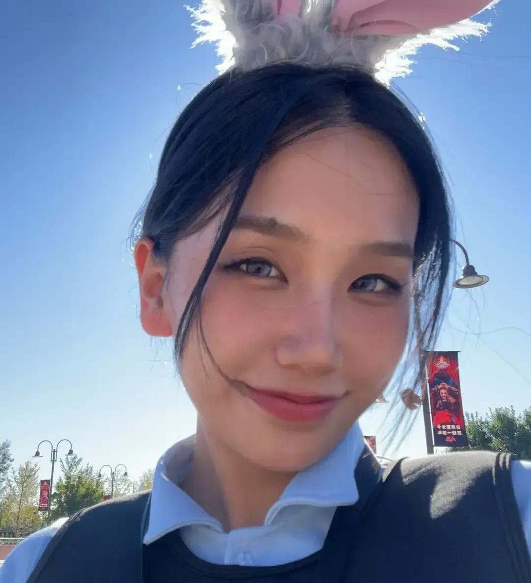 何美延和梁淞这对曾经天天晒合照的小情侣，最近被传已经分居，男方那边连“体面分手”