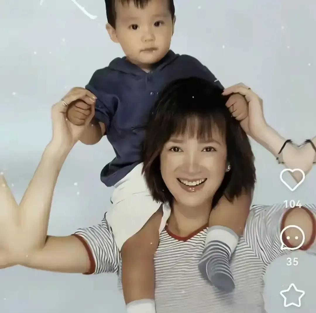 离婚没撕碎孩子，反而养出了一个中戏学霸。你看何晴许亚军儿子最新的状态：专业成绩