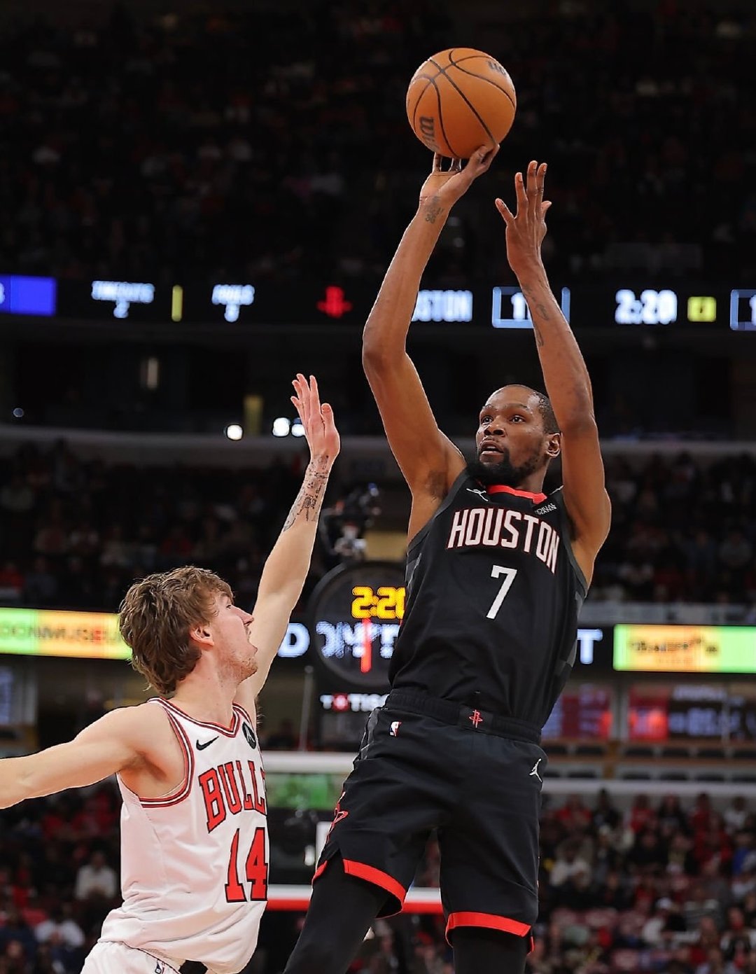 记者：“你是否觉得你们在比赛开始时没有展现出足够的紧迫感？”杜兰特：“是的，我同