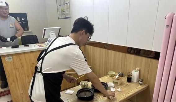 得知邻居家大学生孩子暑假在饭店打工，真的是出乎意料。邻居家虽然不能说特别富有，