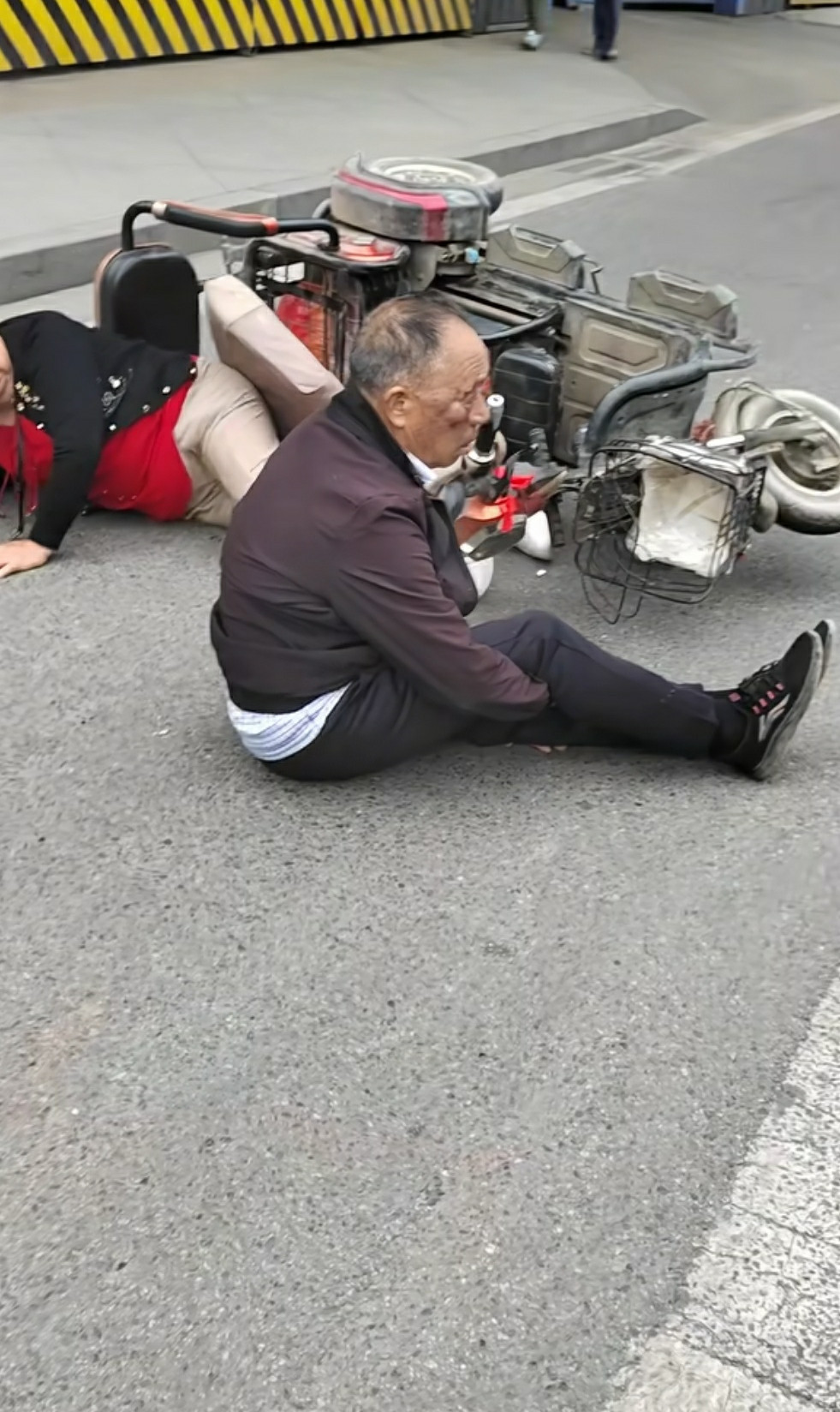 啥情况，为什么没人扶。
