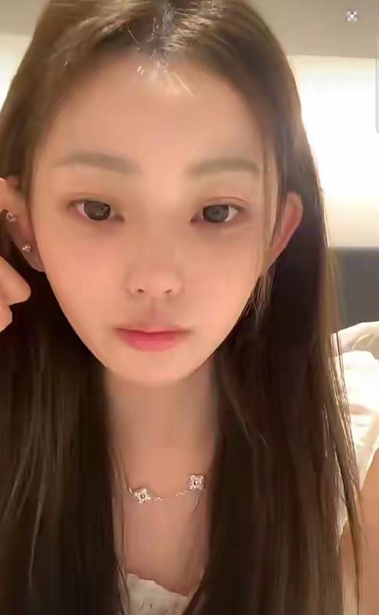 懒懒深夜开播眼睛红肿，疑似与王思聪分手爆哭过
