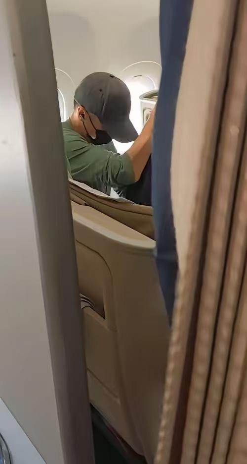 谢霆锋最新路透曝光！原来在爱情和孝顺中，在王菲和张柏芝中他早就做了决定。7月