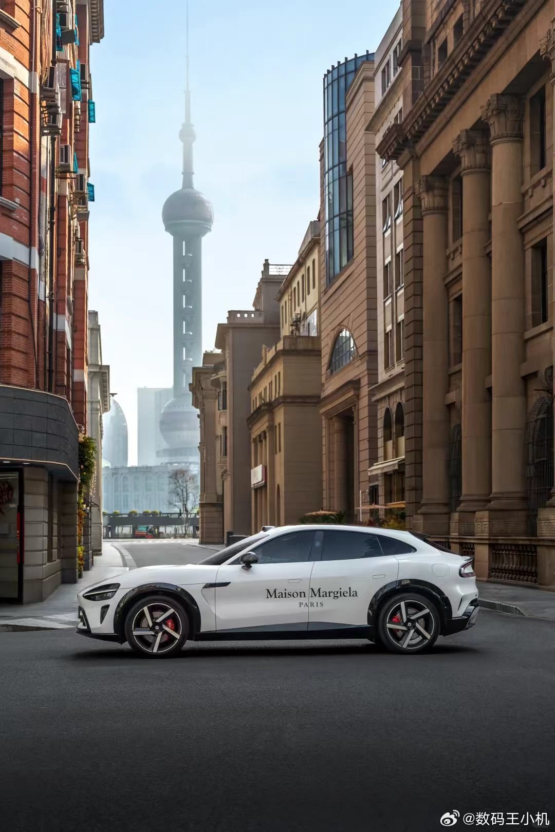 中国科技品牌与高奢的联动，我米此次迈出意义非凡的一步，谁能料到，国民科技品牌小米