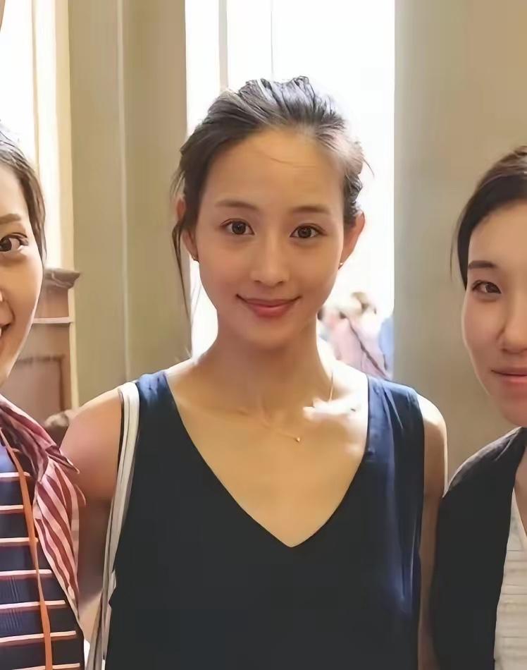 查了张钧甯的背景，我这心里多少有点不是滋味。以前总觉得明星名字就是个代号，为