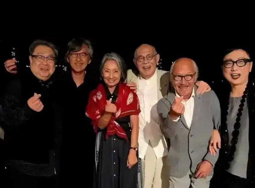 叶倩文又被一些网友批了！说她和林子祥再怎么恩爱，也改变不了当年小三上位的事实。然