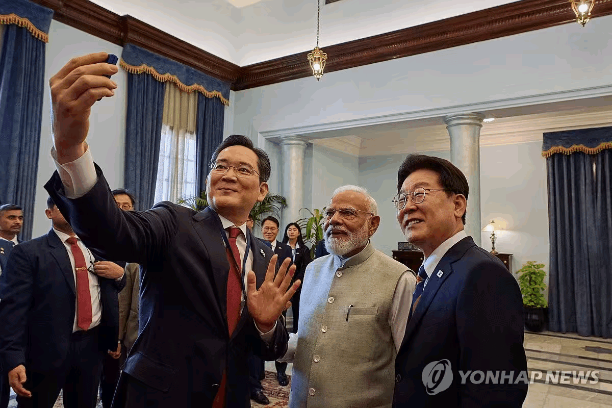 韩国三星会长李在镕参加印度总理举办的午餐会上，和总统李在明以及莫迪的自拍合影。