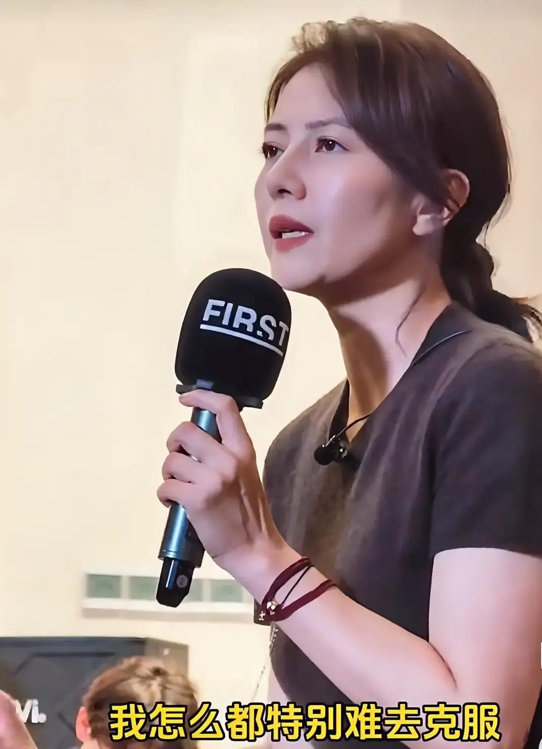 高圆圆直播里一句“我们家那位真不抽烟”，弹幕瞬间炸锅，网友连夜把去年那张三里屯口