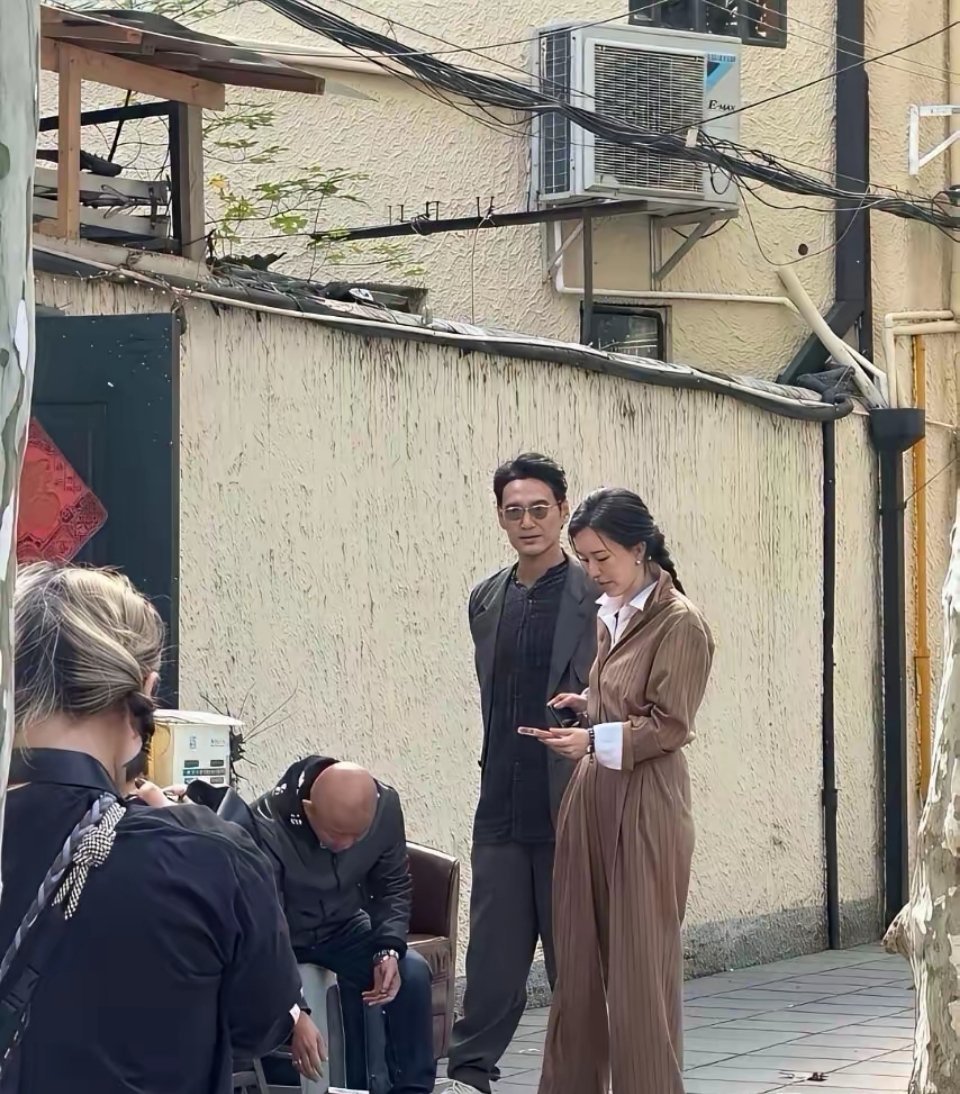 好奇怪啊，她明明穿的衣服都那么素，发型也很普通，妆也没怎么化，但和袁弘走在街上就