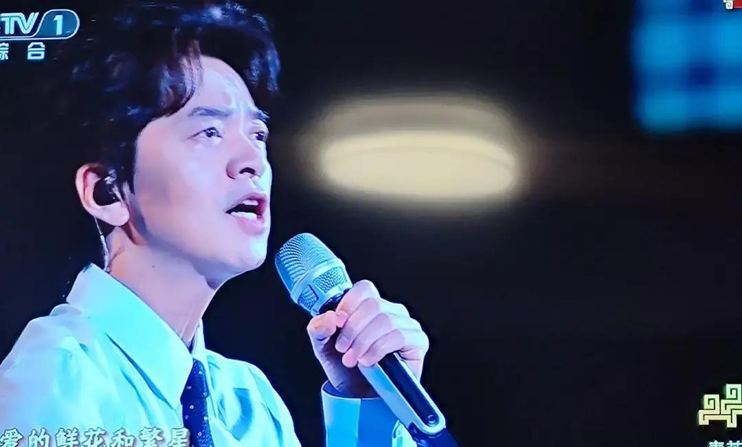 刷到一条除夕视频，一家三口在厨房忙活，爸爸炖汤，闺女擀皮，老公进门就系围裙。