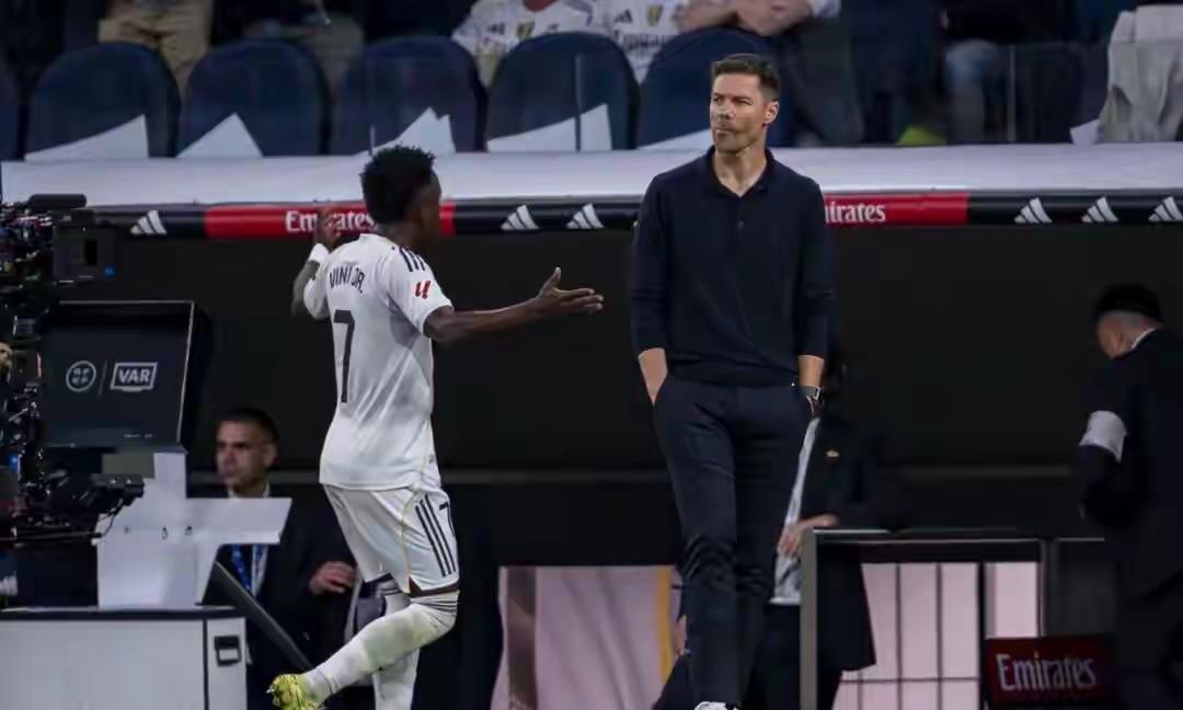 维尼休斯道歉故意不提阿隆索，别忘了皇马本场最终战胜巴萨，并且联赛领先5分，目前俱