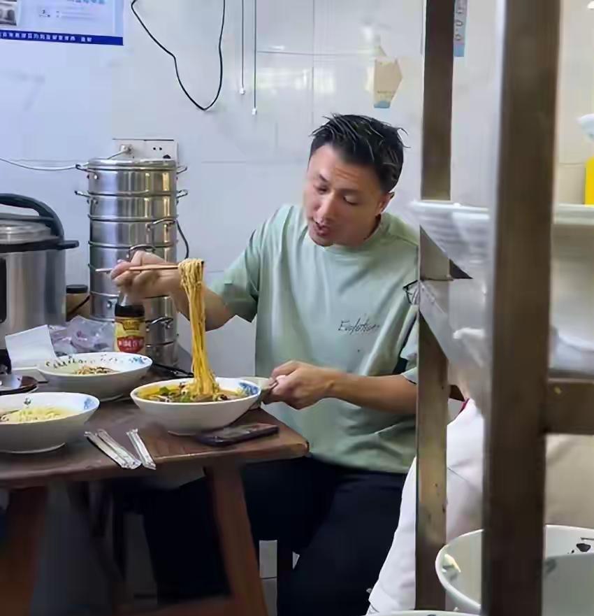 这下出名了！不仅重庆人知道了，全国人民都知道了，原来谢霆锋喜欢吃重庆小面！