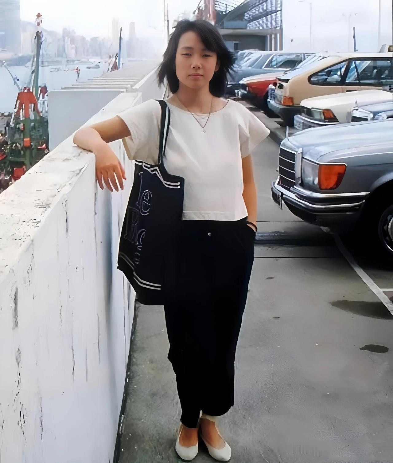 当年还是18岁的香港歌星林忆莲，在尖沙咀海运大厦停车场为音乐杂志拍的宣传照，林忆
