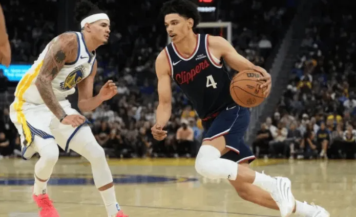 根据记者LawMurray的报道，消息人士透露，快船球员科比-桑德斯右膝扭伤，