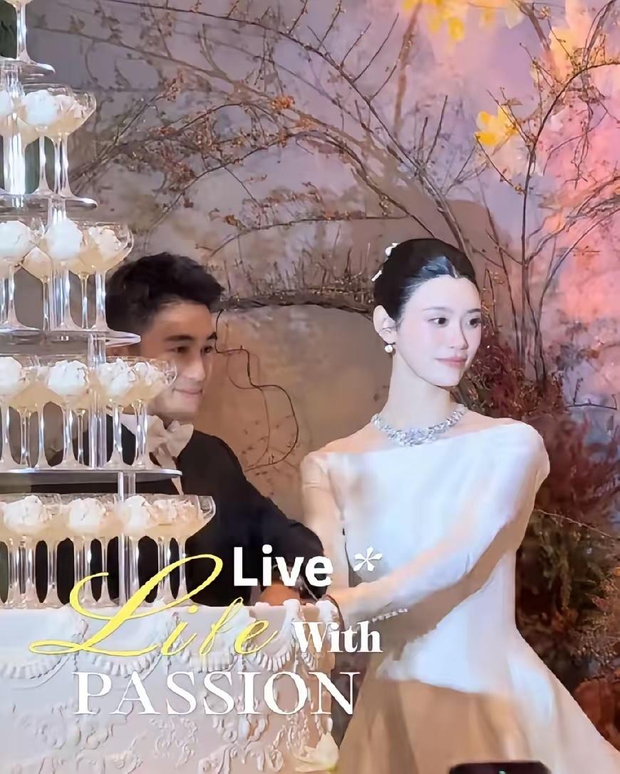 何猷君奚梦瑶澳门答谢宴，四太梁安琪，上台寄语，祝福儿子儿媳！不得不说，四太是他们家绝对的话事人，嫁入