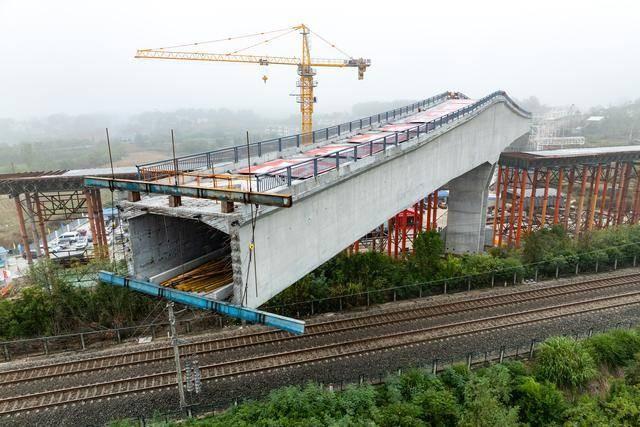 12公里，不到两年建成，却等了近八年一条12公里铁路连接段，规划阶段拖了近八