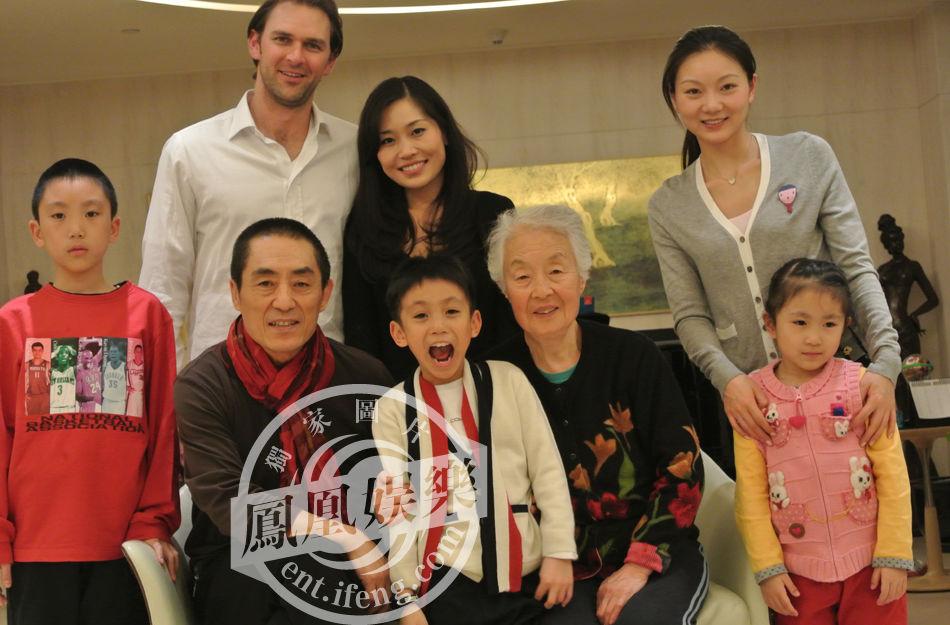 张艺谋，影坛传奇，镜头下演绎人间百态，他的情路却比电影更令人动容。1978年，他