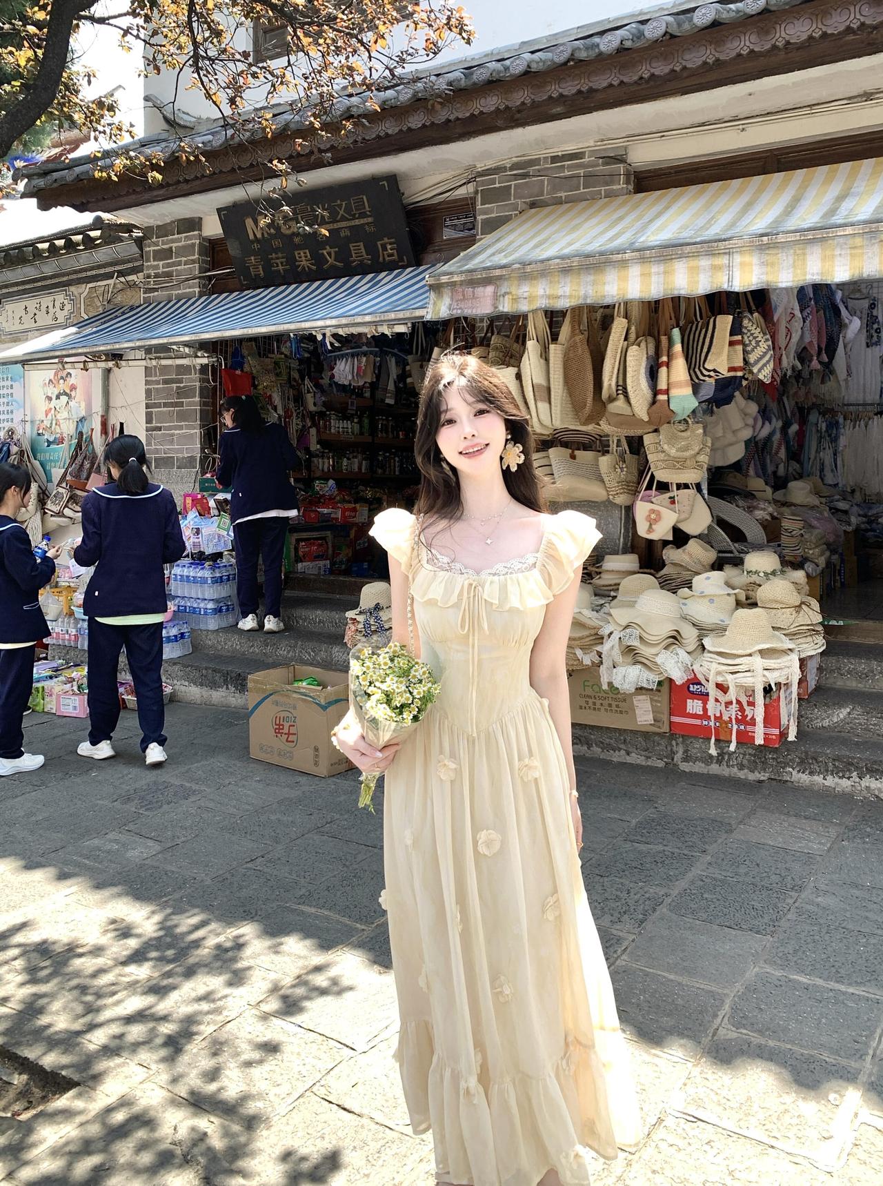 元气少女在古街市集，手捧花束，笑靥如花。分享街拍风采街拍美少女穿搭
